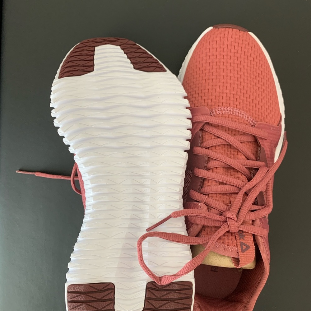 SOLD Size 8 Reebok Lightweight Training Shoes - Picture 5 of 13